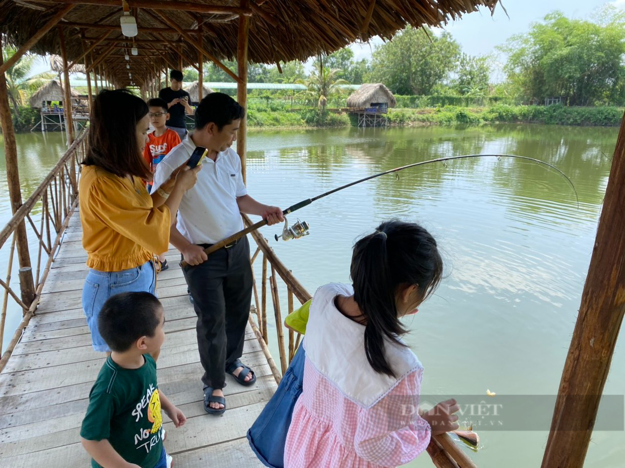 Trồng sầu riêng, nuôi cá, khách du lịch đến xem đông nghịt, nông dân Bà Rịa – Vũng Tàu thu tiền tỷ - Ảnh 2.