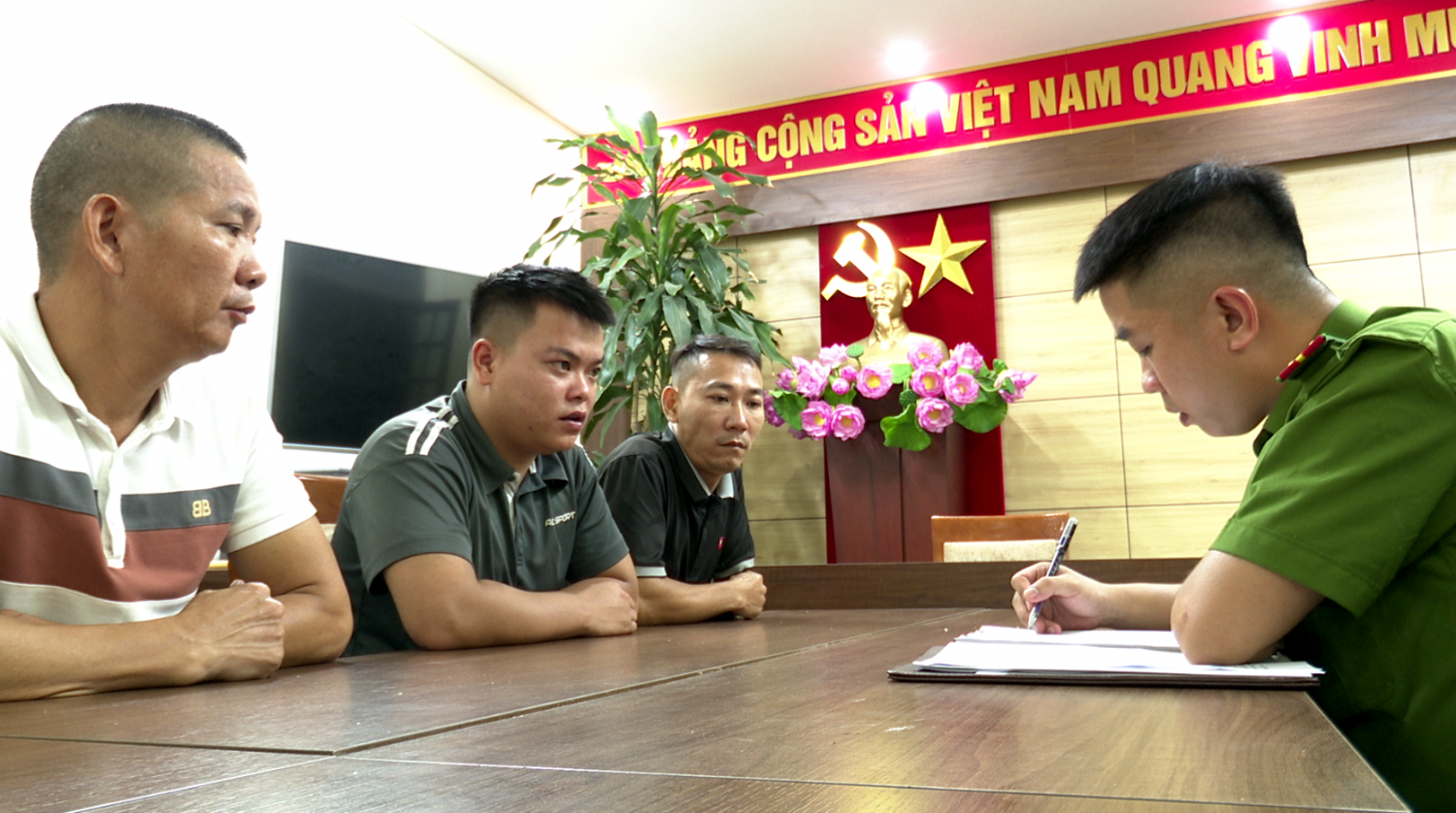 Tiết lộ danh tính nhóm đối tượng chặn xe, hành hung tài xế xe khách tuyến Thái Bình - Quảng Ninh - Ảnh 1.