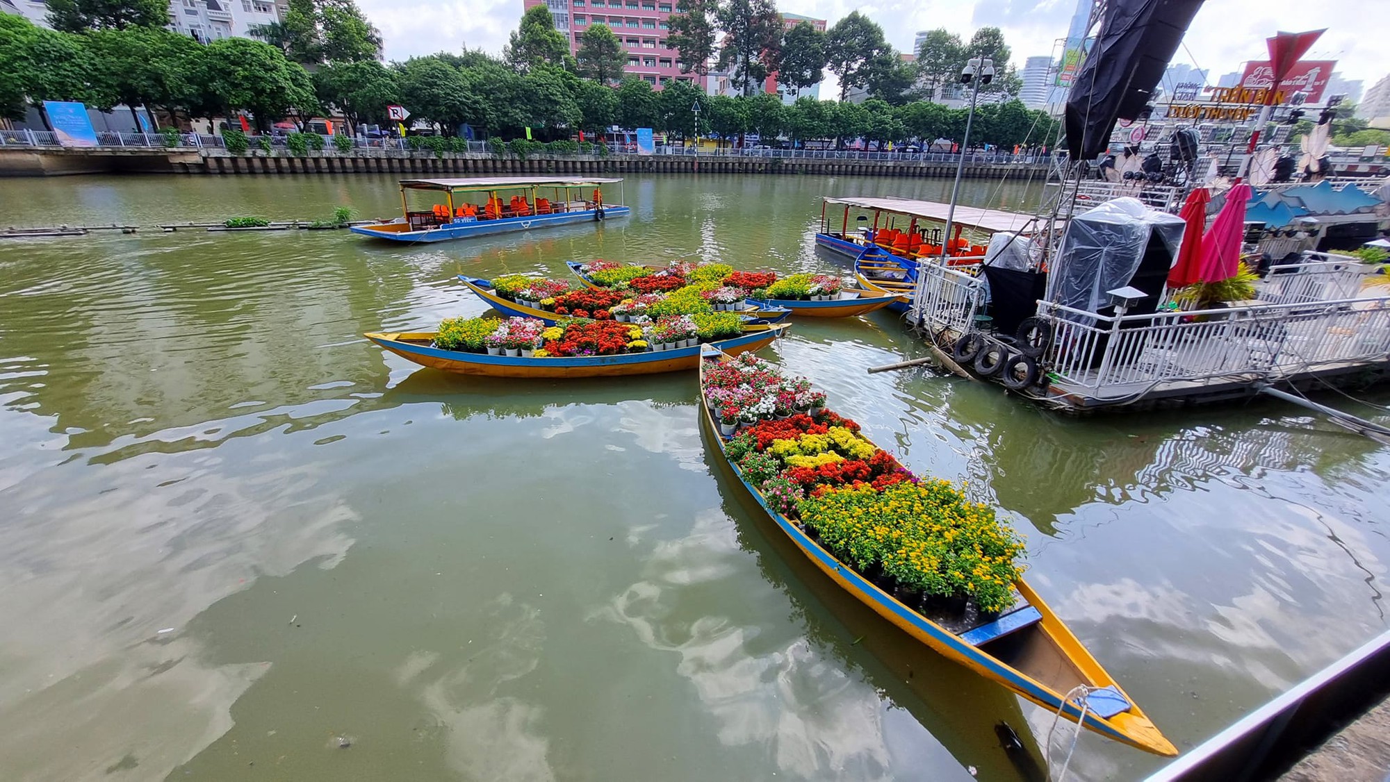 Người Sài Gòn xúc động với ký ức &quot;Trên bến dưới thuyền&quot; được tái hiện bên bờ kênh Nhiêu Lộc - Thị Nghè - Ảnh 1.