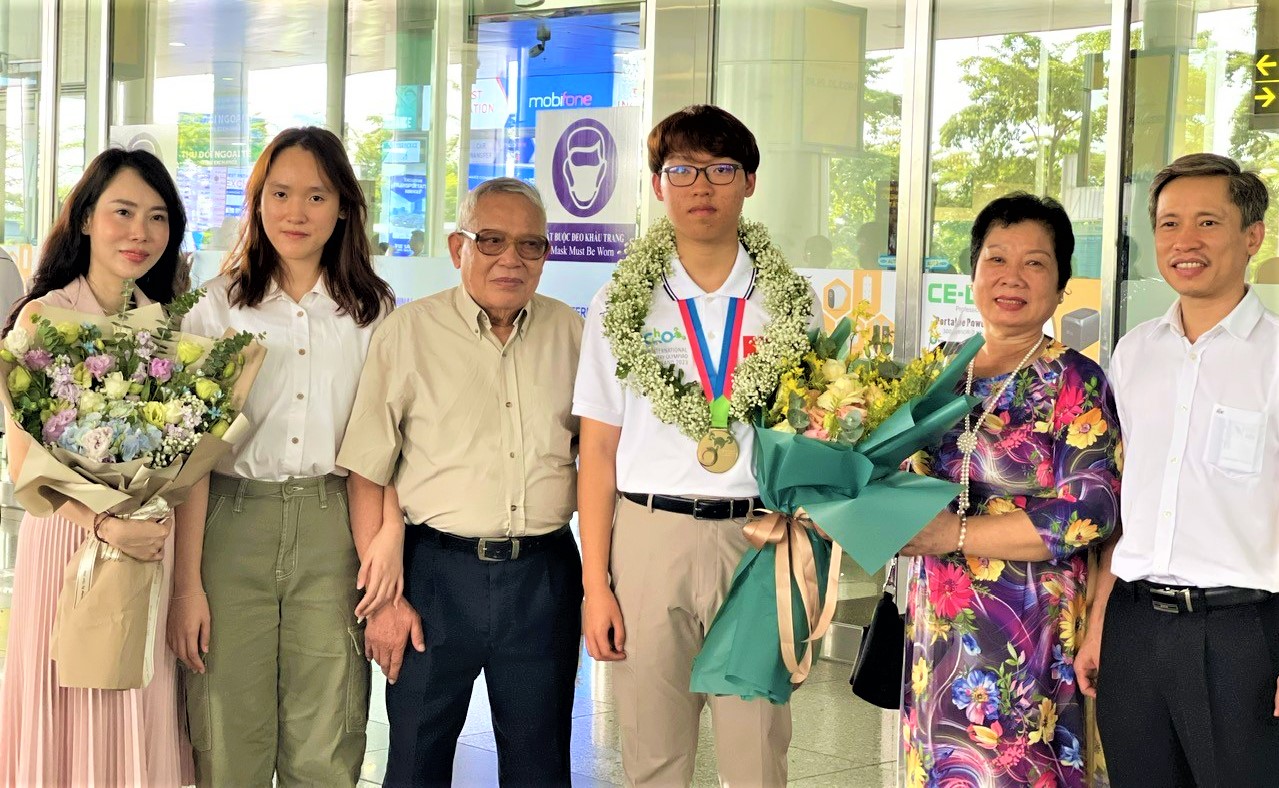 Gia đình có 3 bố con cùng học chuyên Hóa: Bố là bác sĩ nổi tiếng, 2 con cùng đạt HCV Olympic quốc tế - Ảnh 3.