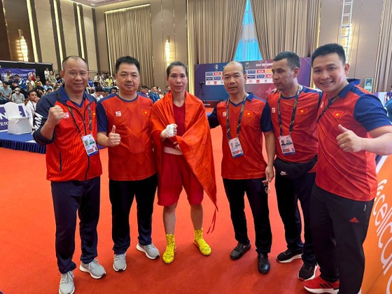 Thẳm sâu trong nhà vô địch boxing SEA Games 32 vẫn là một người mẹ mềm yếu - Ảnh 1.