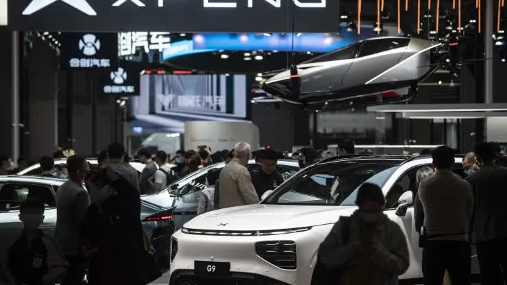 Các nhà sản xuất ô tô làm gì để 'quyết chiến' trên thị trường Trung Quốc? - Ảnh 1.