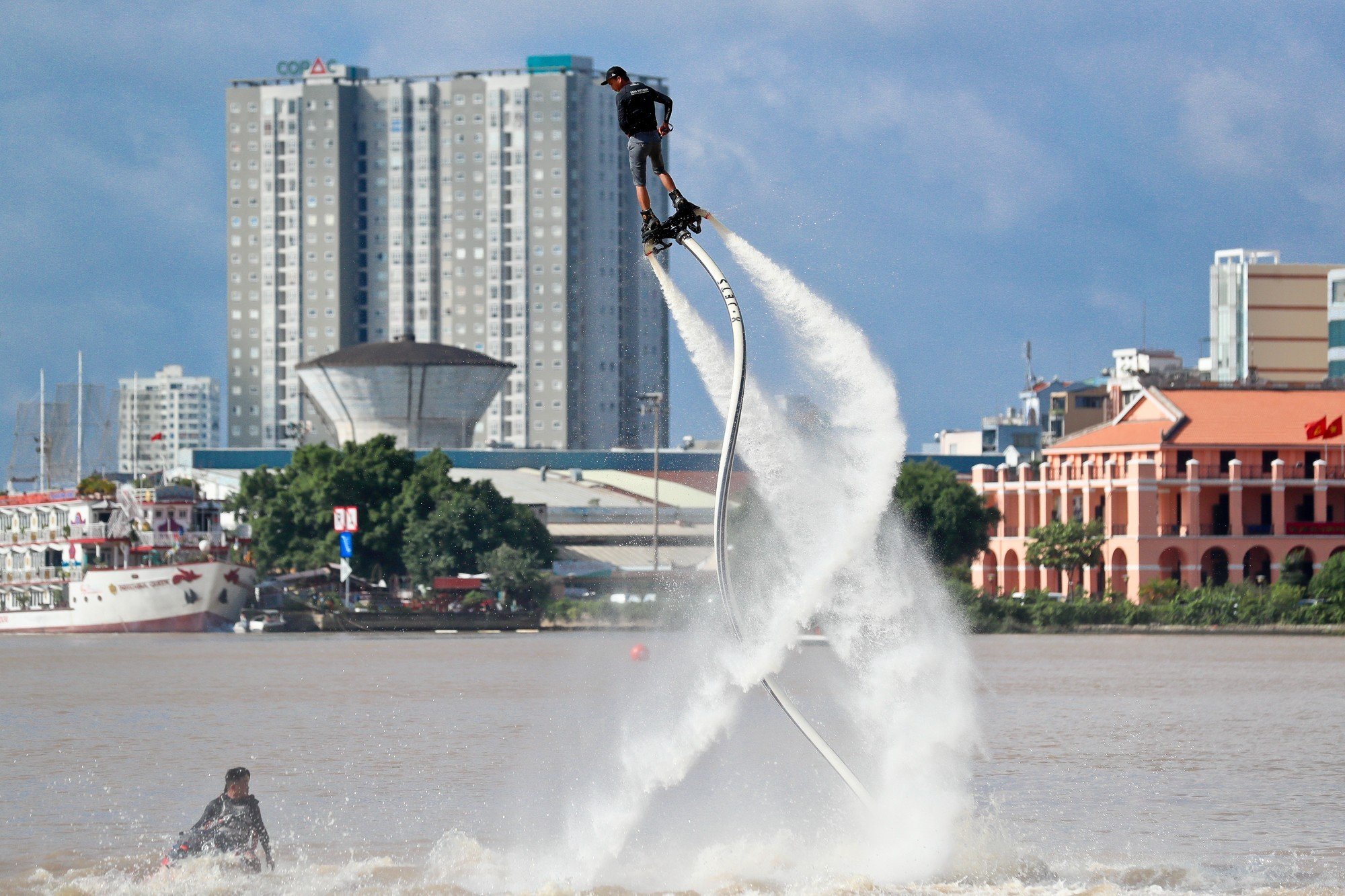 Sông Sài Gòn dậy sóng với giải đua thuyền truyền thống và trình diễn thể thao sông nước - Ảnh 6.