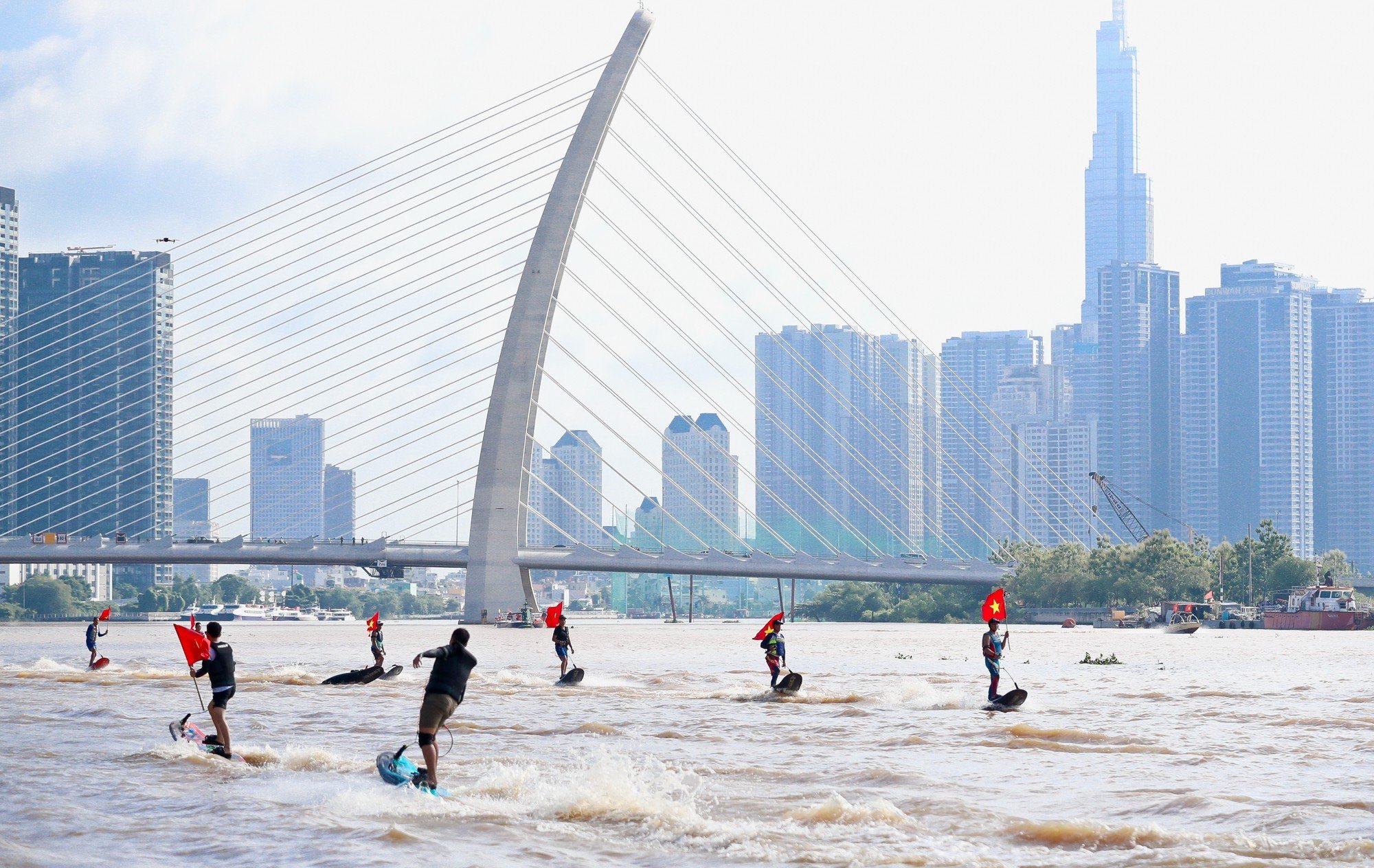 Sông Sài Gòn dậy sóng với giải đua thuyền truyền thống và trình diễn thể thao sông nước - Ảnh 9.