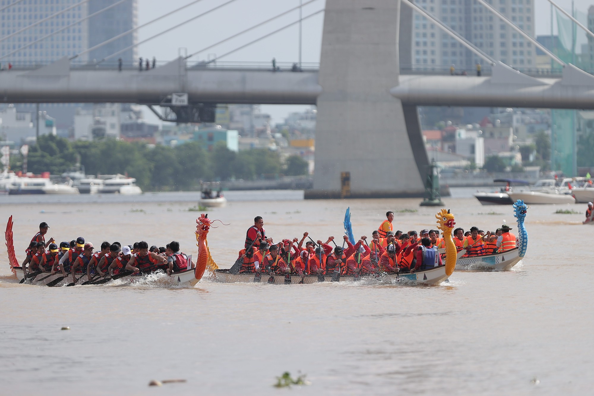 Sông Sài Gòn dậy sóng với giải đua thuyền truyền thống và trình diễn thể thao sông nước - Ảnh 2.