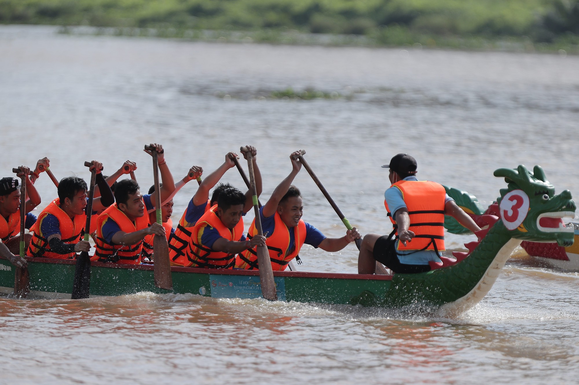 Sông Sài Gòn dậy sóng với giải đua thuyền truyền thống và trình diễn thể thao sông nước - Ảnh 3.