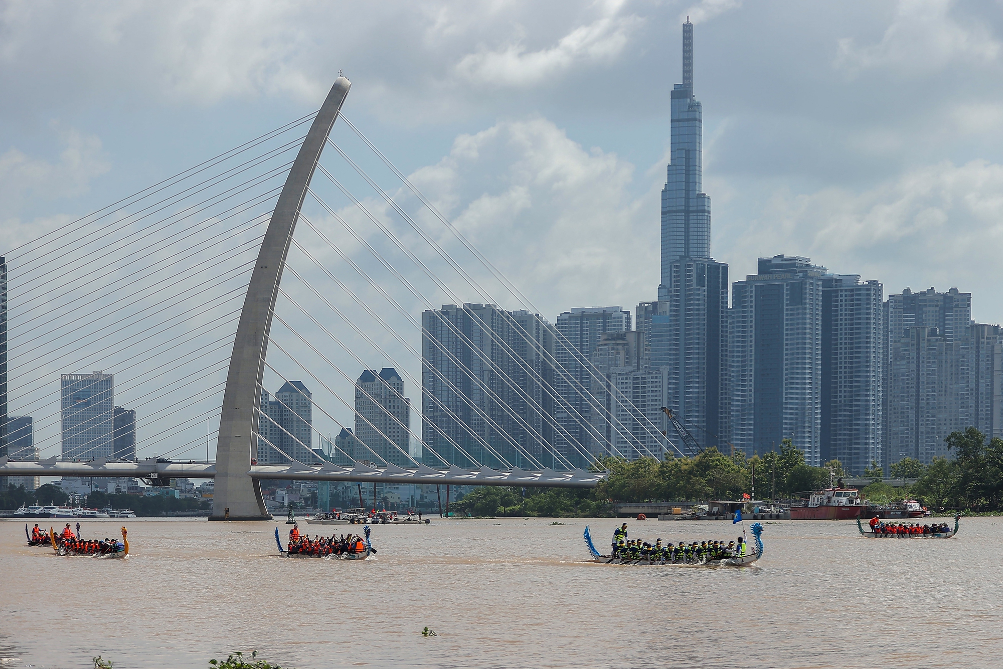 Sông Sài Gòn dậy sóng với giải đua thuyền truyền thống và trình diễn thể thao sông nước - Ảnh 1.