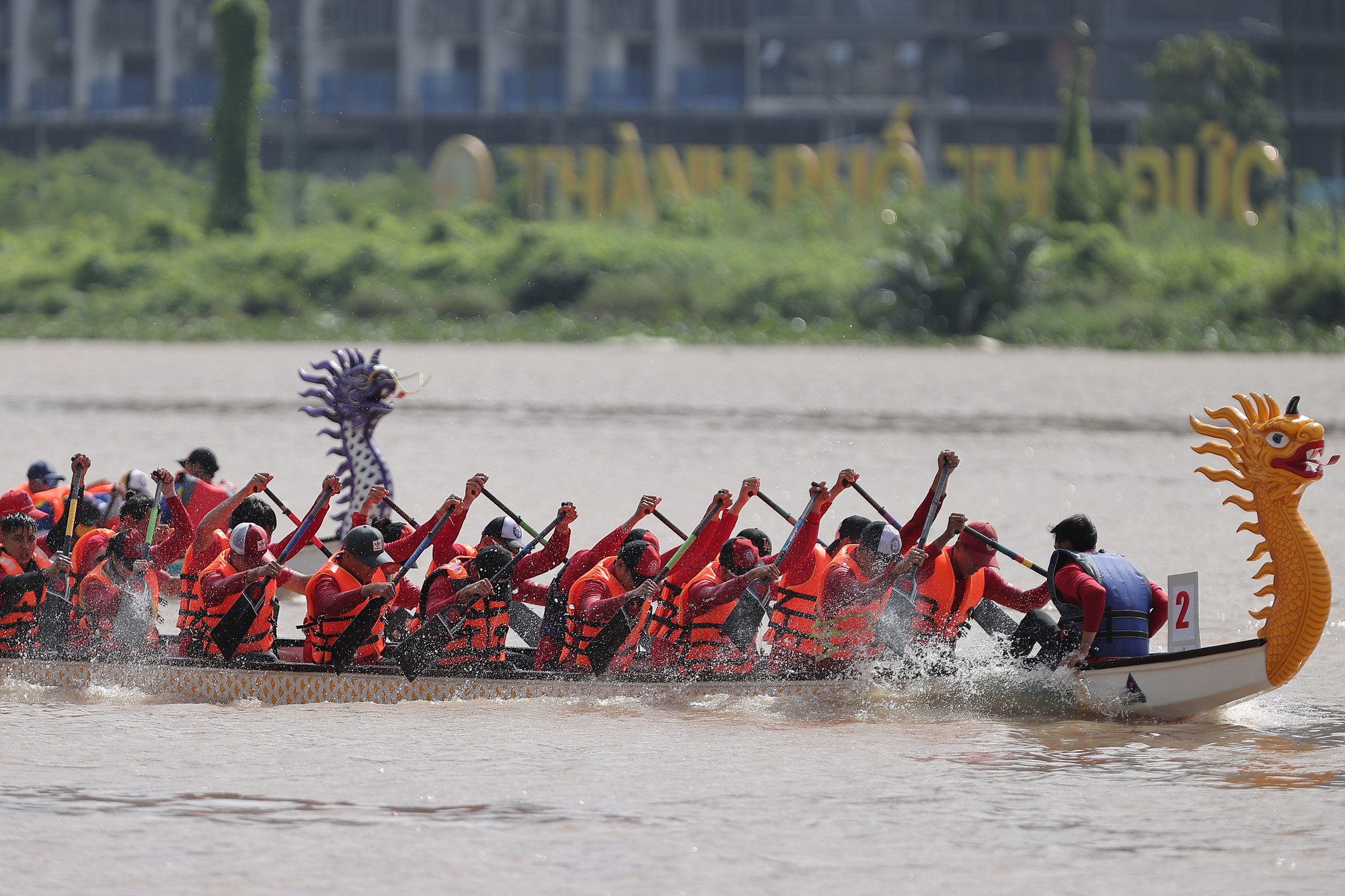 Sông Sài Gòn dậy sóng với giải đua thuyền truyền thống và trình diễn thể thao sông nước - Ảnh 4.