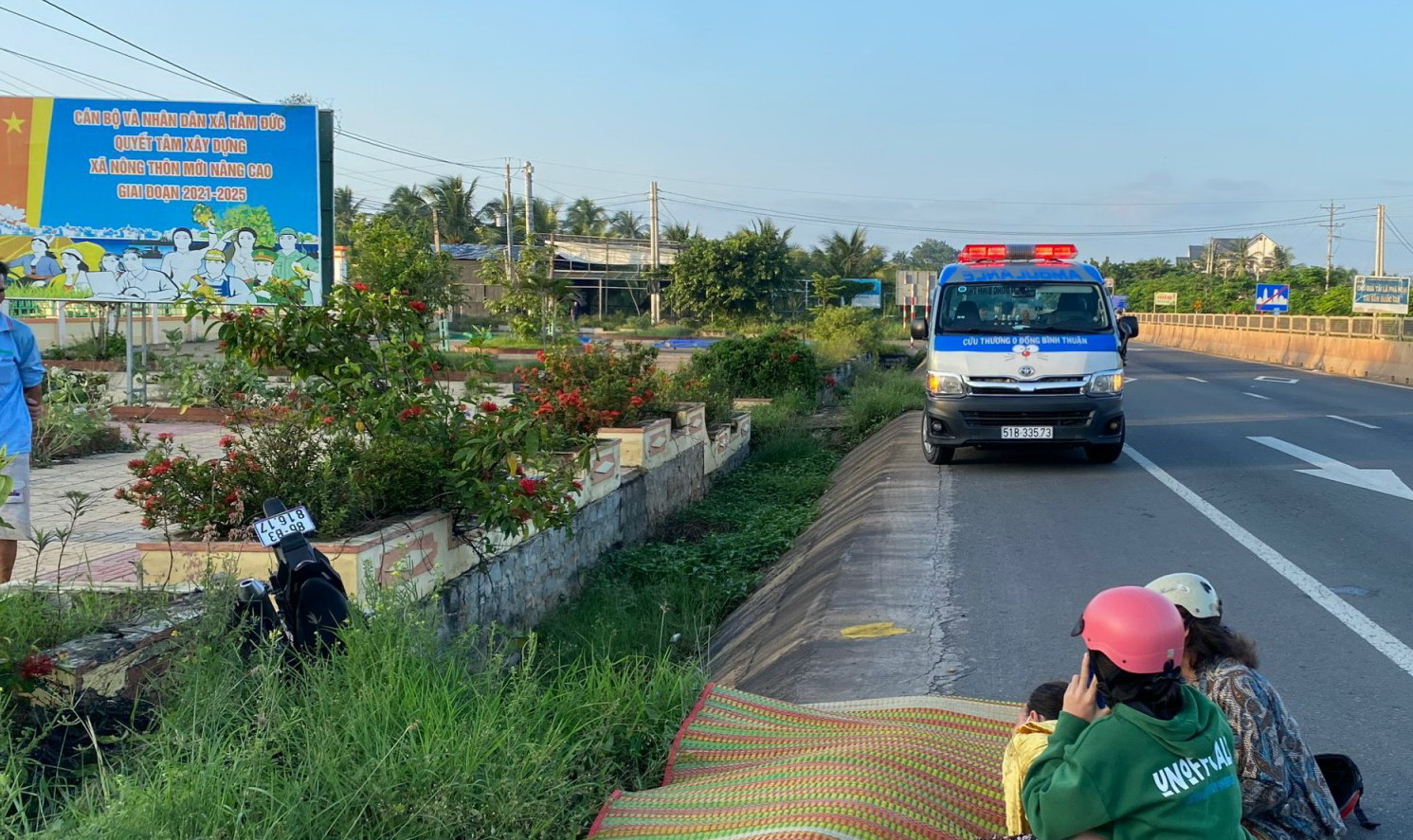 Xe máy chạy trên Quốc lộ 1 bất ngờ lao xuống rãnh thoát nước khiến 1 người tử vong tại chỗ, 1 bị thương nặng - Ảnh 1.