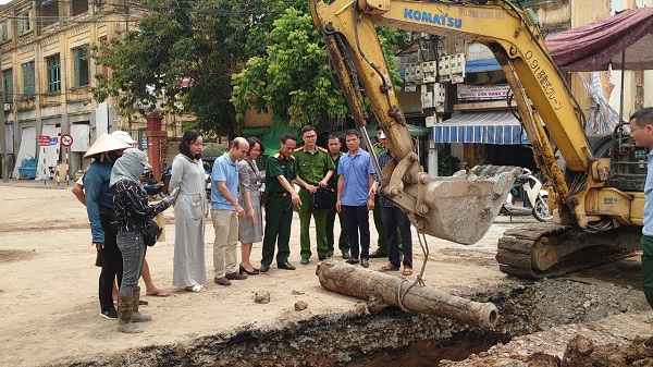 Cổ vật kim loại hình trụ phát lộ khi đào đất tại phà Bính cũ ở Hải Phòng là loại súng gì? - Ảnh 2.