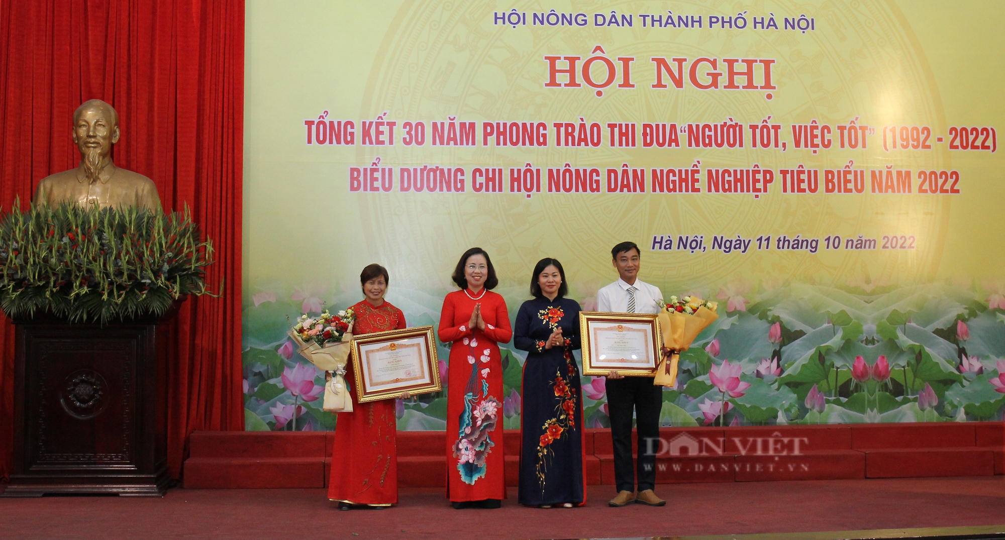 Nuôi gà giỏi có doanh thu 10 tỷ đồng, một nông dân Hà Nội được Thủ tướng Chính phủ tặng Bằng khen - Ảnh 1.
