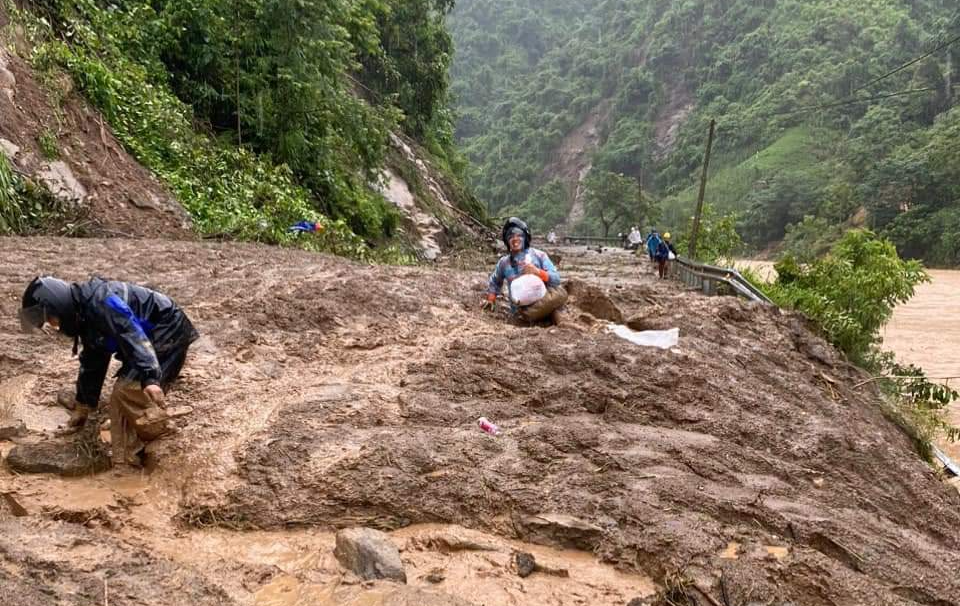 Mù Cang Chải, Yên Bái: Mưa lớn tiếp tục kéo dài gây khó khăn trong công tác khắc phục - Ảnh 2.