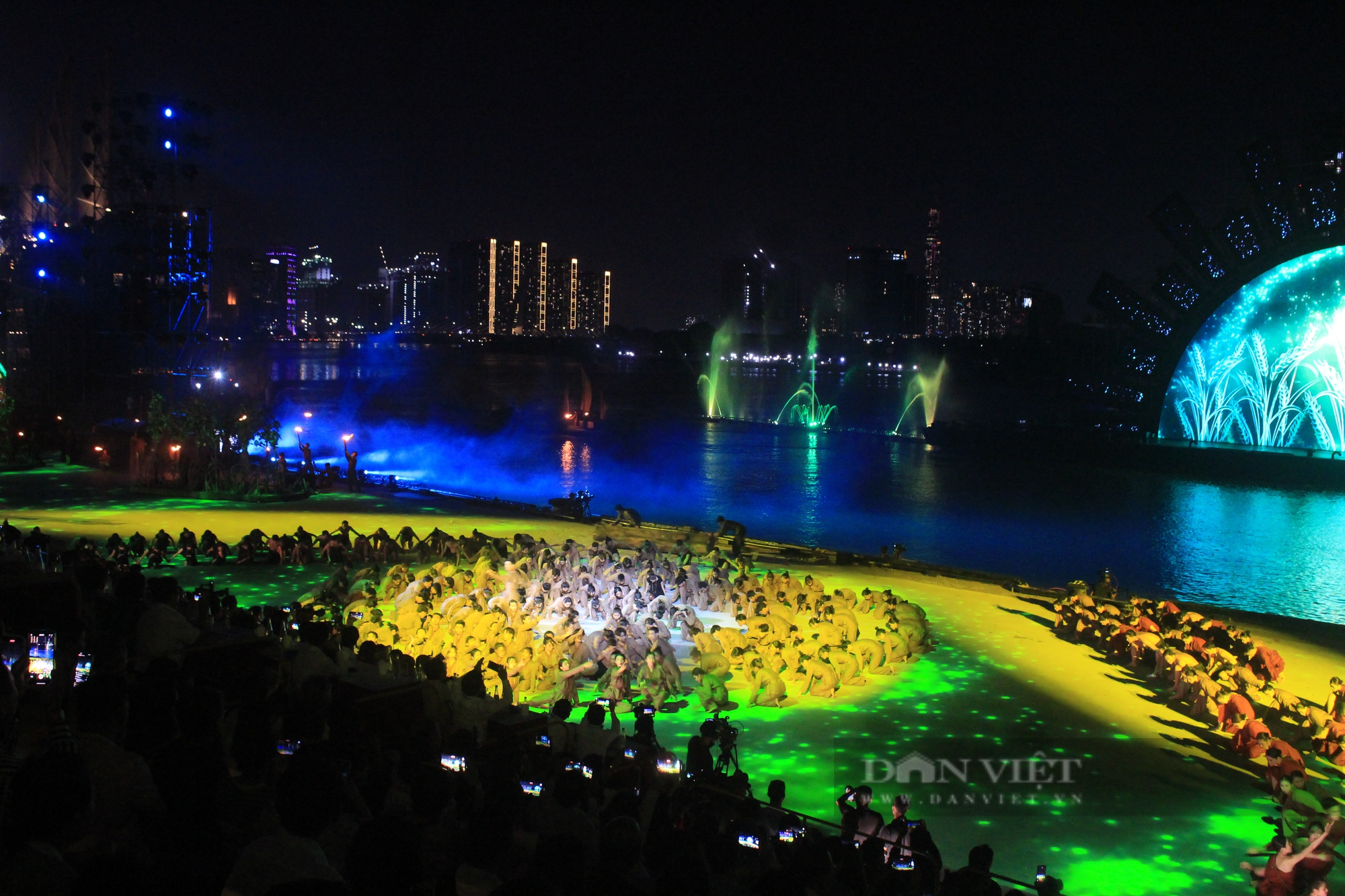 Mãn nhãn đêm nghệ thuật Dòng sông kể chuyện, 700 diễn viên biểu diễn trên sông Sài Gòn - Ảnh 2.