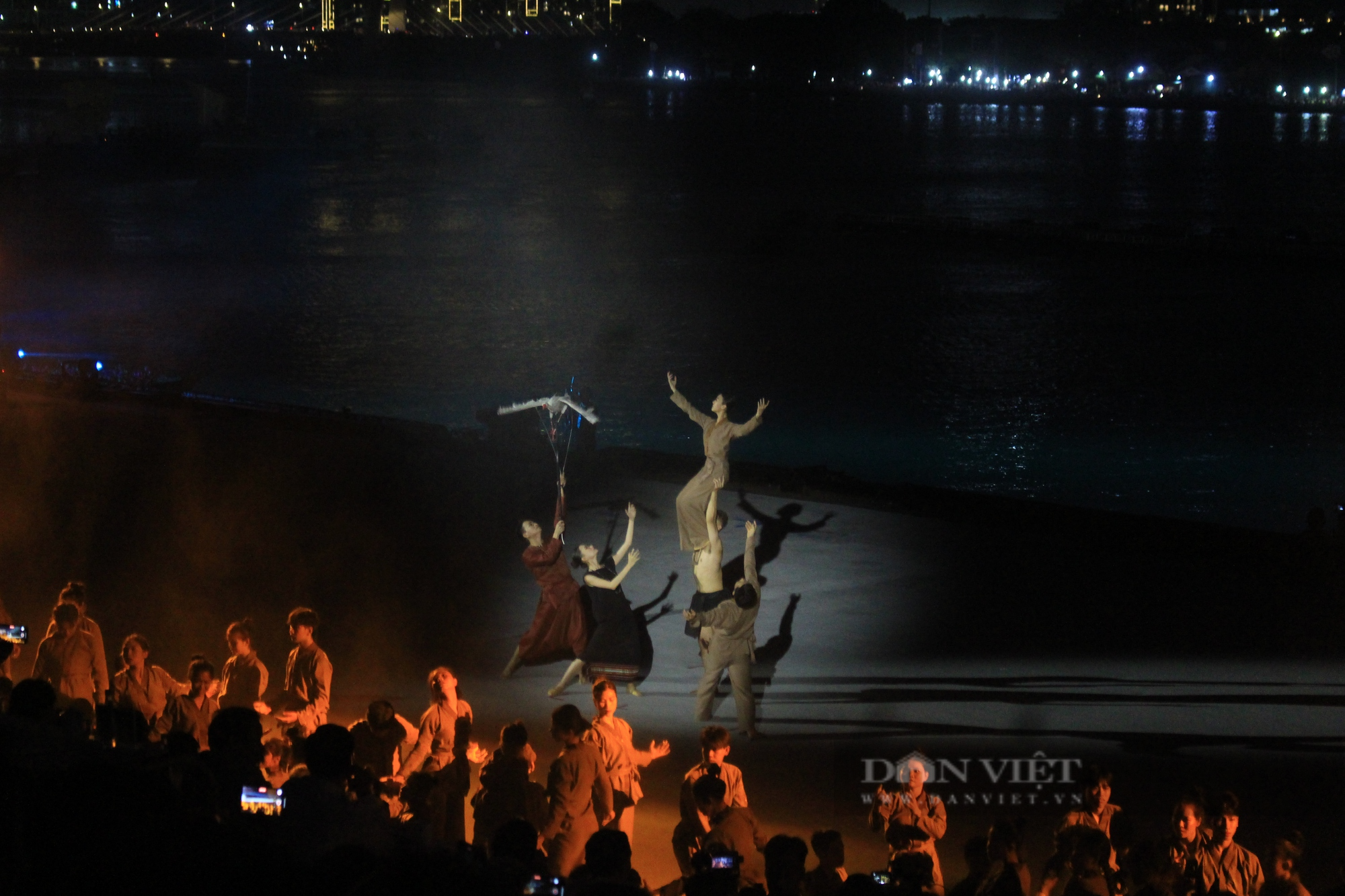 Mãn nhãn đêm nghệ thuật Dòng sông kể chuyện, 700 diễn viên biểu diễn trên sông Sài Gòn - Ảnh 3.