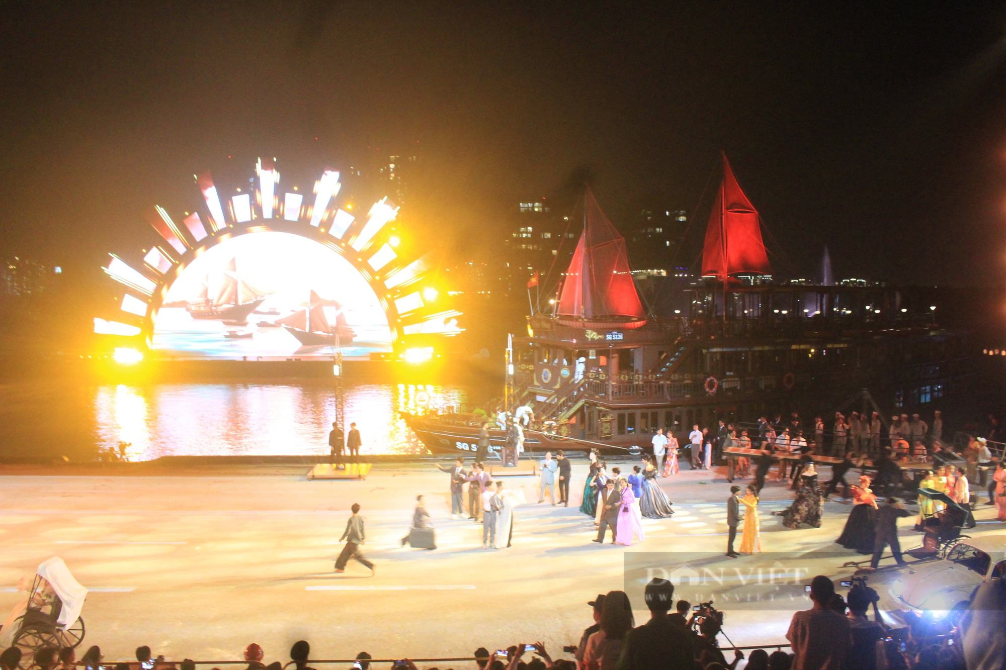 Mãn nhãn đêm nghệ thuật Dòng sông kể chuyện, 700 diễn viên biểu diễn trên sông Sài Gòn - Ảnh 8.