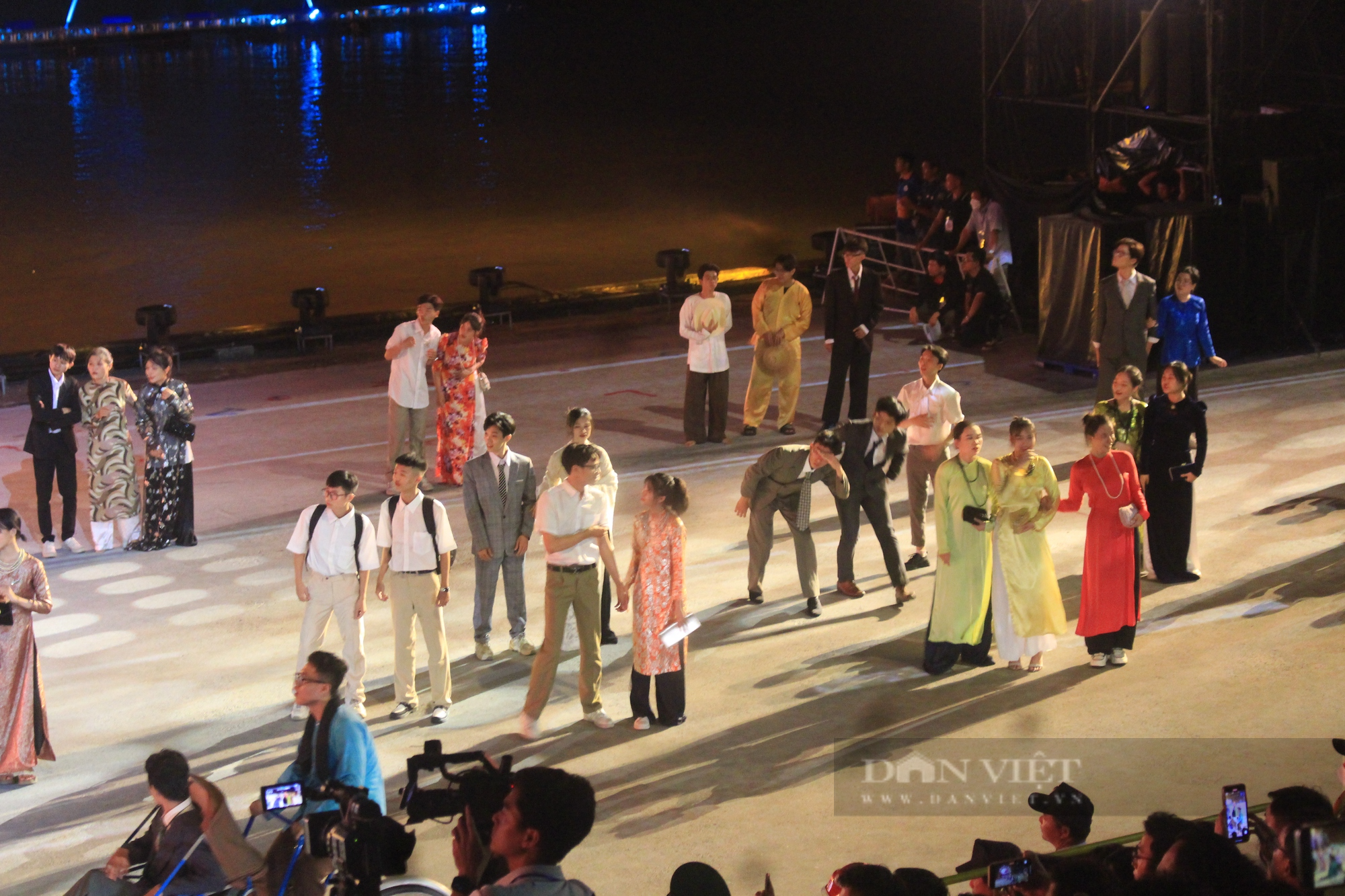 Mãn nhãn đêm nghệ thuật Dòng sông kể chuyện, 700 diễn viên biểu diễn trên sông Sài Gòn - Ảnh 9.