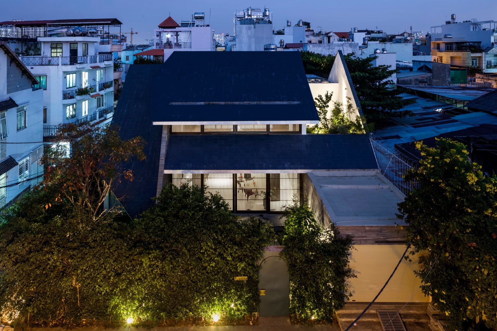  Ngôi nhà như ốc đảo xanh “ẩn mình” giữa phố đông Sài thành  - Ảnh 3.