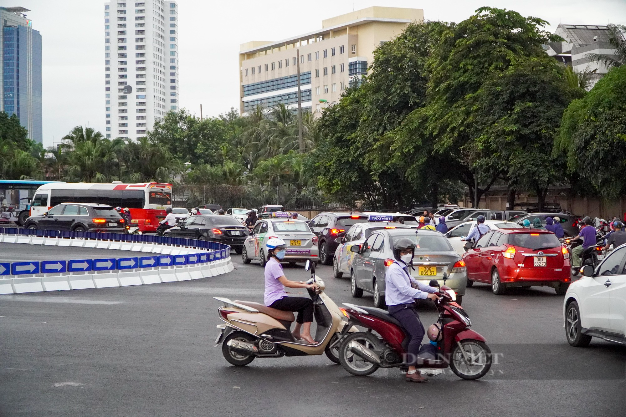 Người đi đường nổi cáu vì bùng binh Huỳnh Thúc Kháng - Cầu Giấy quá rộng - Ảnh 7.