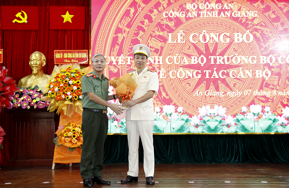 Phó Giám đốc Công an tỉnh Hà Nam được điều động  giữ chức vụ Phó Giám đốc Công an tỉnh An Giang - Ảnh 4.