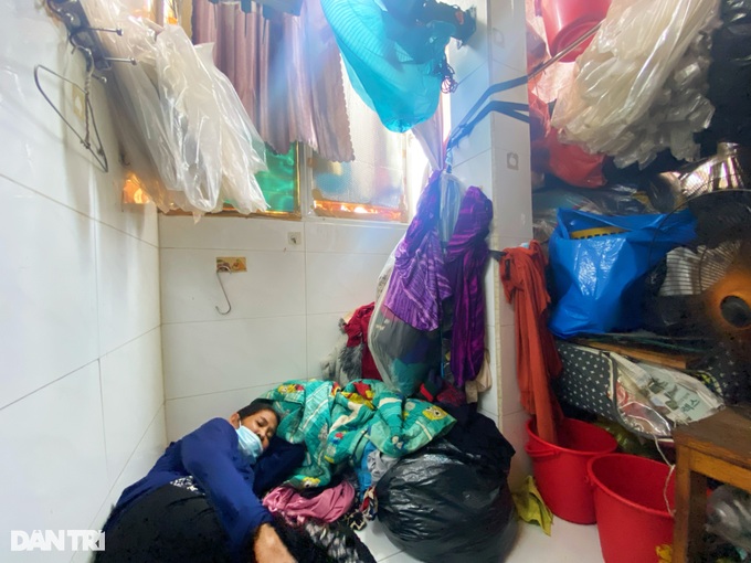 Người phụ nữ ở TPHCM sống trong nhà 1m2, 12 năm ngủ không duỗi thẳng chân - Ảnh 7.