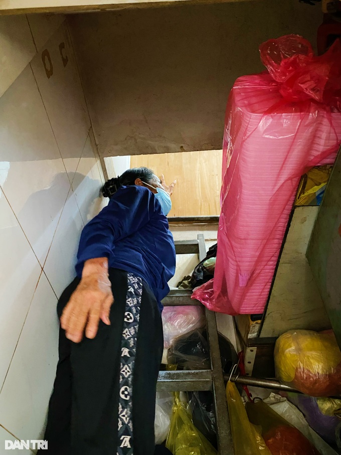 Người phụ nữ ở TPHCM sống trong nhà 1m2, 12 năm ngủ không duỗi thẳng chân - Ảnh 2.