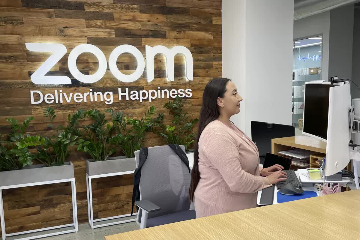 Ngay cả phần mềm làm việc online Zoom cũng yêu cầu nhân viên trở lại văn phòng - Ảnh 1.