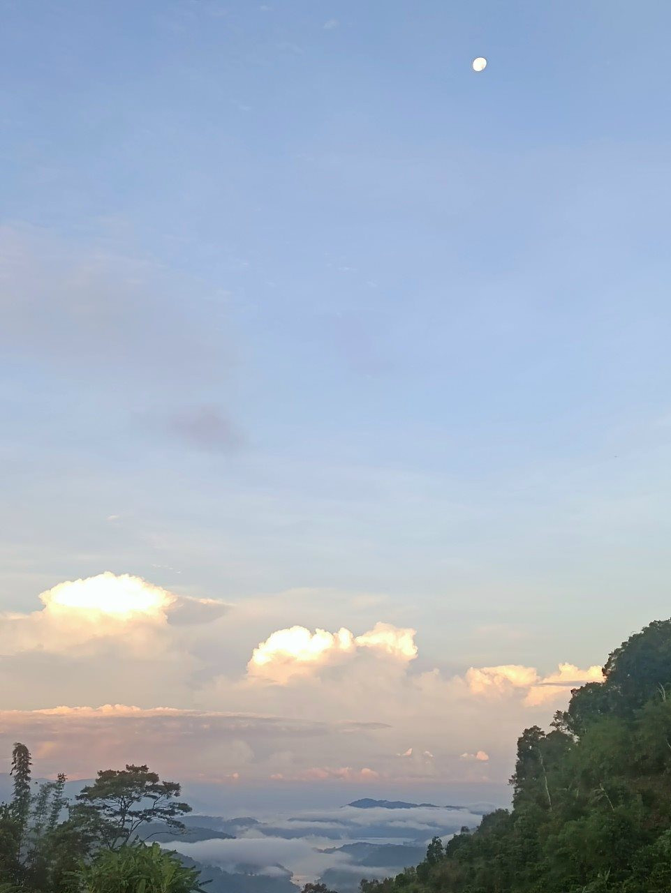 Săn mây, ngắm mây phải lên đỉnh núi cao, vì sao ở một nơi của Bình Thuận người ta lại ra cái hồ nước? - Ảnh 2.