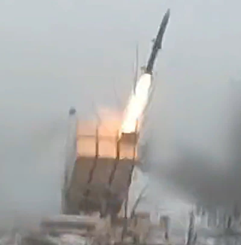 Giới quân sự náo loạn khi NASAMS của Ukraine bắn một tên lửa 'bí ẩn' - Ảnh 2.
