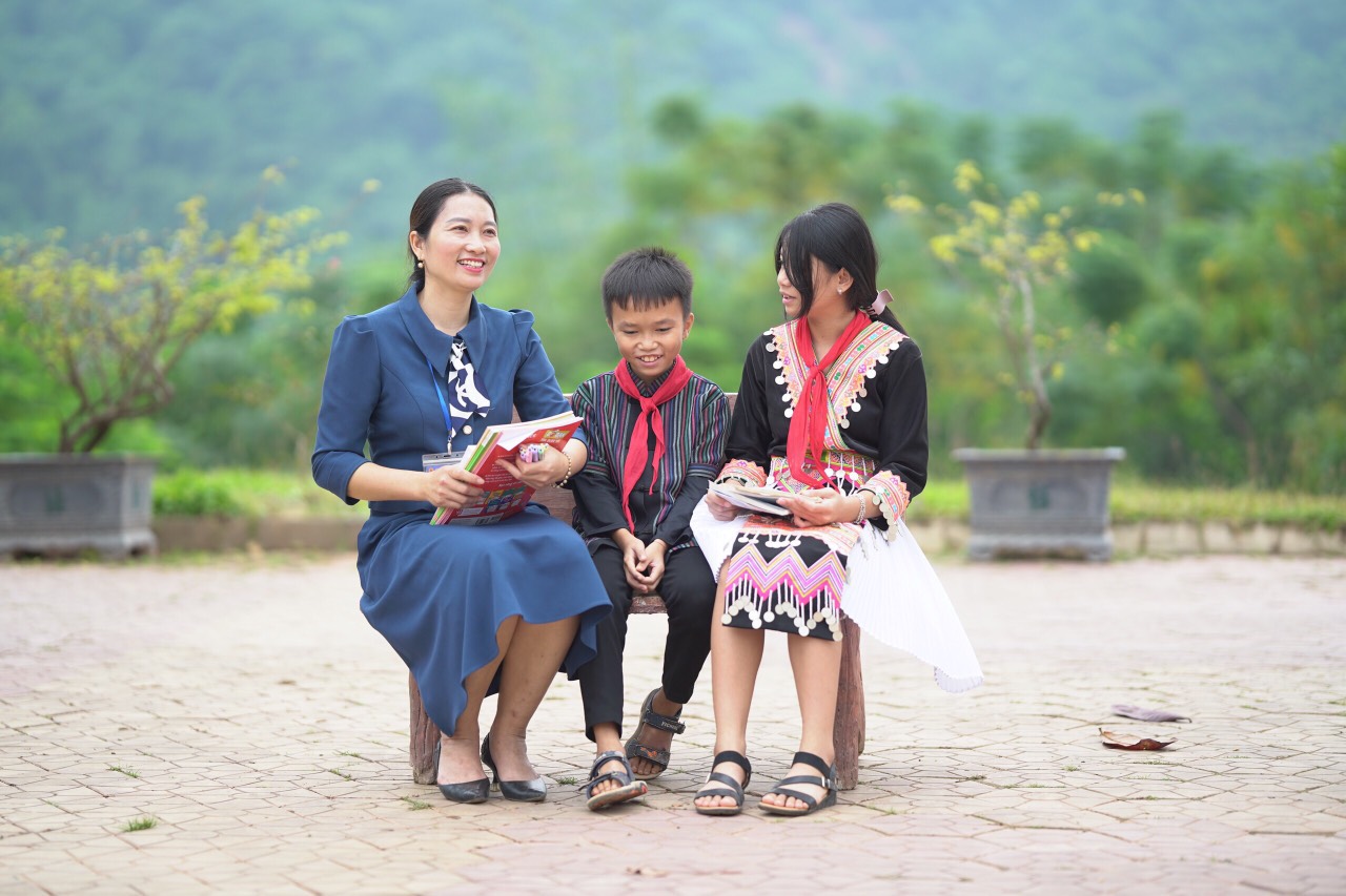 Hoa hậu H'Hen Niê là đại sứ chương trình tôn vinh câu chuyện đẹp về các thầy cô giáo - Ảnh 1.