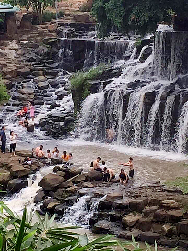 Đây là thác nước đẹp ở Đồng Nai, tên gọi nghe như đóng băng, ấy nhưng lại có nhiều người lên tắm - Ảnh 1.
