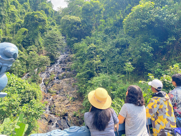 Đây là thác nước đẹp ở Đồng Nai, tên gọi nghe như đóng băng, ấy nhưng lại có nhiều người lên tắm - Ảnh 2.