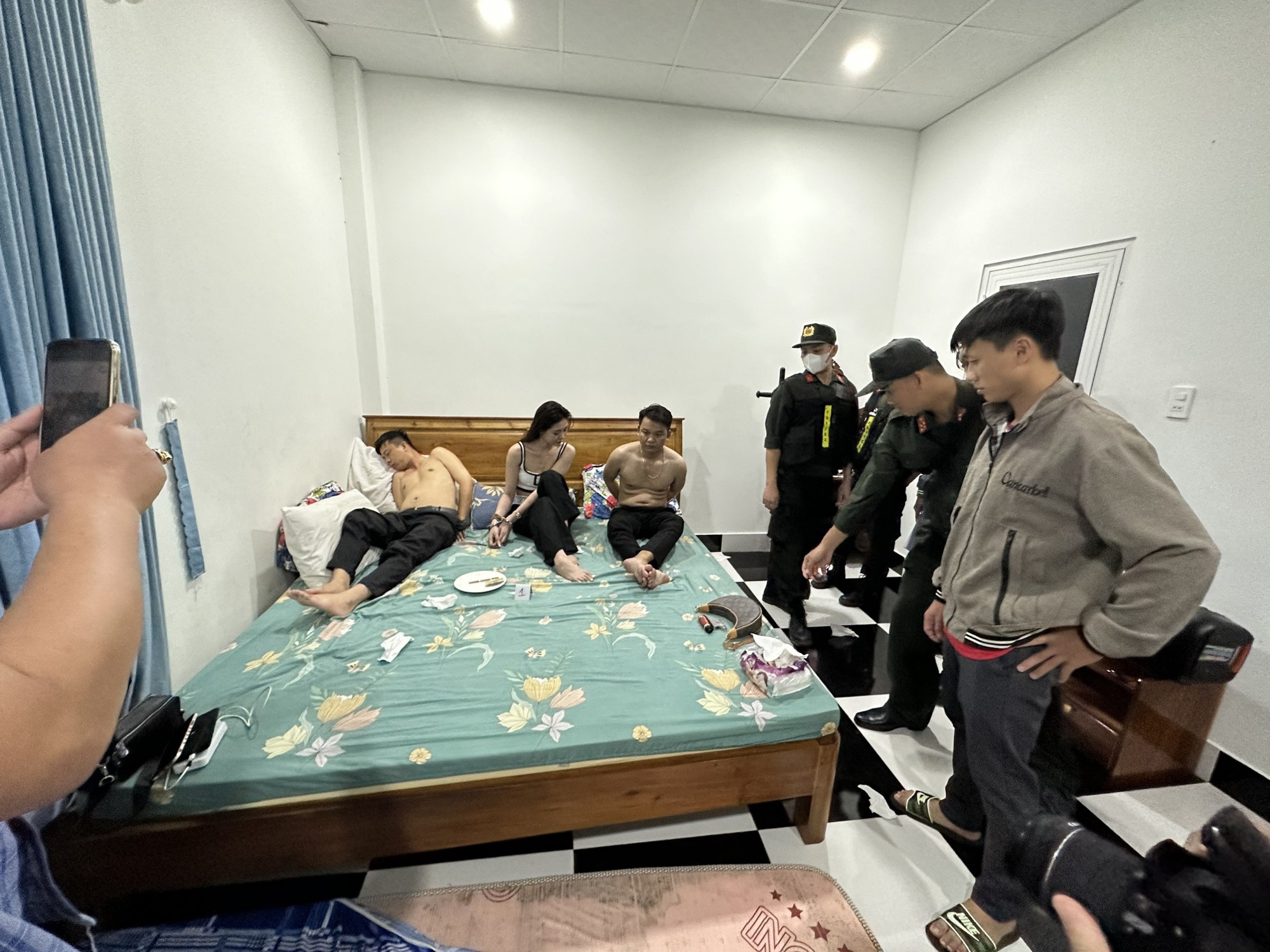 Phú Quốc: Nửa đêm đột nhập Bungalow phát hiện 10 nam nữ đang bay lắc - Ảnh 2.