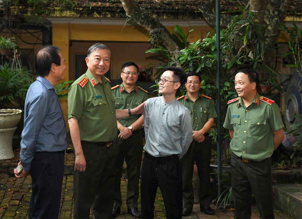 Bộ trưởng Tô Lâm thăm hỏi gia đình Đại tướng Võ Nguyên Giáp và các cố lãnh đạo Bộ Công an - Ảnh 1.