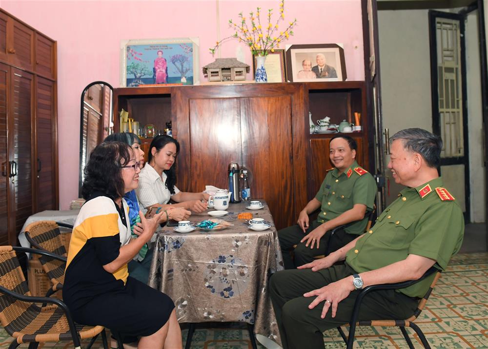 Bộ trưởng Tô Lâm thăm hỏi gia đình Đại tướng Võ Nguyên Giáp và các cố lãnh đạo Bộ Công an - Ảnh 2.