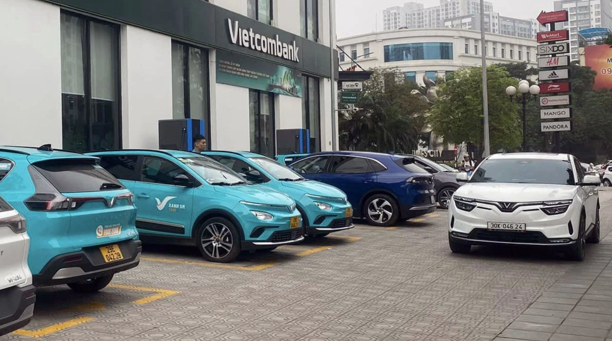 Bộ GTVT đề xuất ưu đãi phát triển trạm sạc, chuyên gia nói VinFast dẫn đầu, xe Trung Quốc khó cạnh tranh  - Ảnh 1.