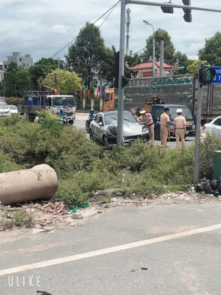 Xe Porsche của cầu thủ Vũ Văn Thanh gặp tai nạn tại Hưng Yên - Ảnh 2.