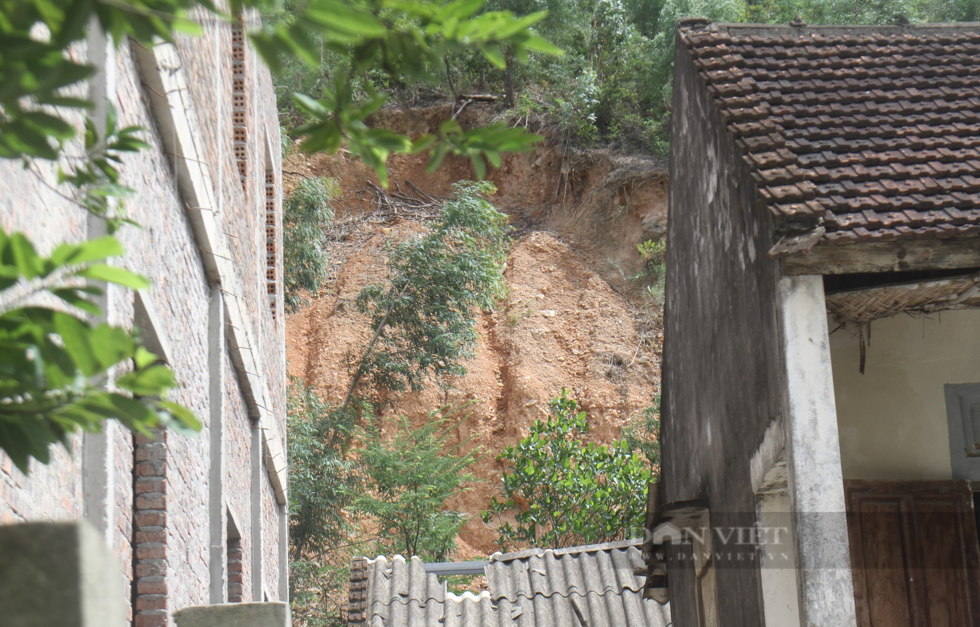 Núi nứt dọa sập, hàng trăm hộ dân ở Nghệ An sống trong vùng nguy hiểm nguy cơ sạt lở - Ảnh 7.