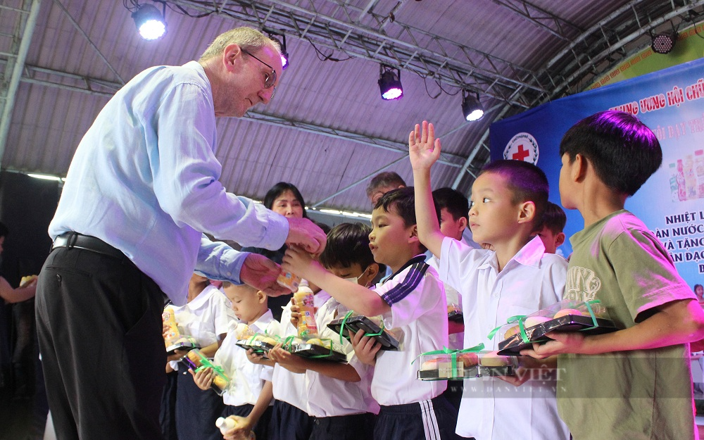 Ông David Charles Riddle - CEO của Tập đoàn Tân Hiệp Phát trao quà cho các trẻ em bất hạnh. Ảnh: Trần Khánh