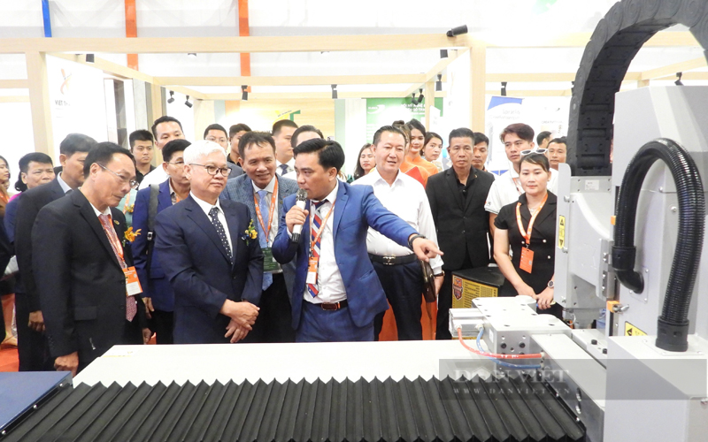 Lãnh đạo tỉnh Bình Dương tham quan Hội chợ máy và nguyên liệu gỗ quốc tế Bình Dương - Bifa Wood Vietnam 2023. Ảnh: Trần Khánh