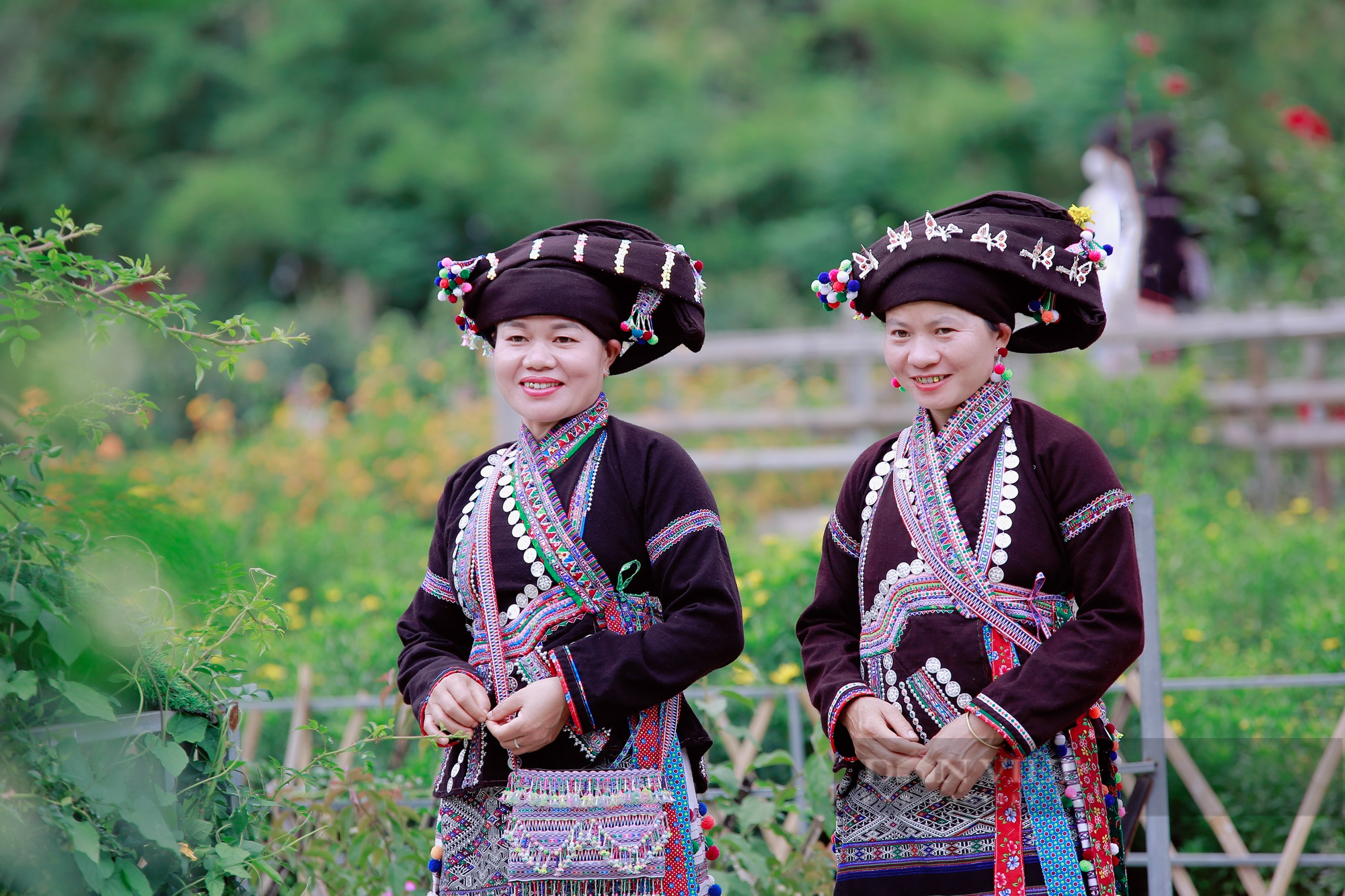 Lên Tân Uyên ở Lai Châu xem phụ nữ dân tộc Lào cầu kì may học may trang phục truyền thống - Ảnh 6.