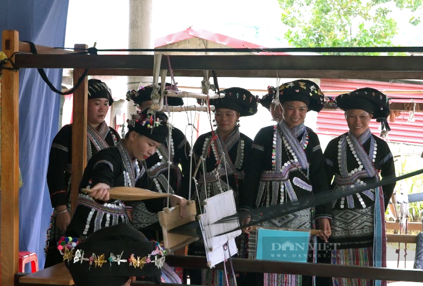 Lên Tân Uyên ở Lai Châu xem phụ nữ dân tộc Lào cầu kì may học may trang phục truyền thống - Ảnh 5.