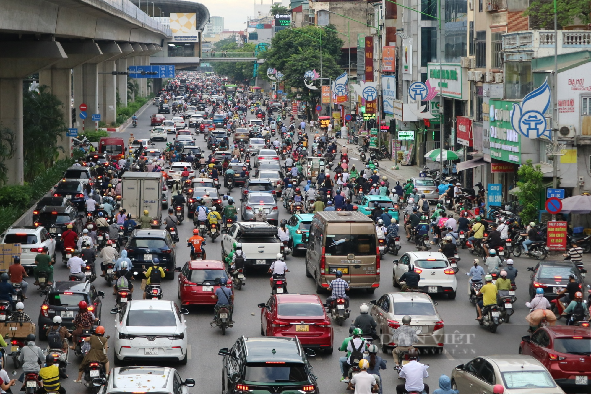 Đường Nguyễn Trãi có gần chục làn ô tô lưu thông sau khi bỏ giải phân cách cứng - Ảnh 1.