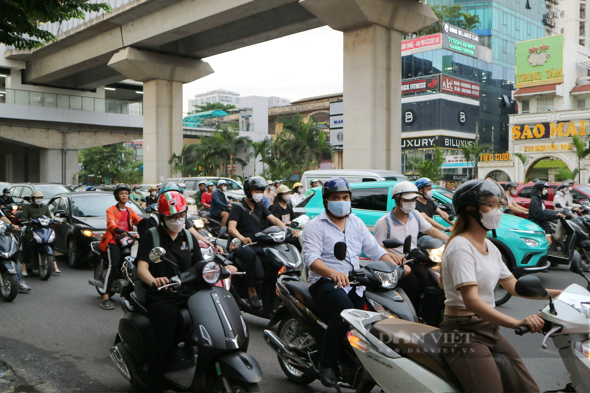 Đường Nguyễn Trãi có gần chục làn ô tô lưu thông sau khi bỏ giải phân cách cứng - Ảnh 2.