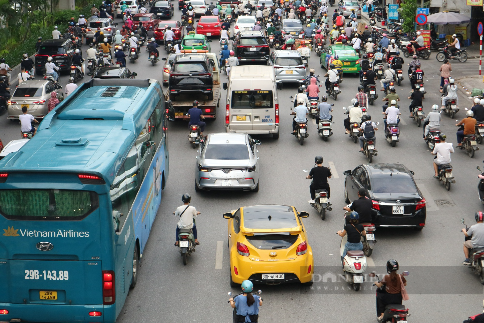 Đường Nguyễn Trãi có gần chục làn ô tô lưu thông sau khi bỏ giải phân cách cứng - Ảnh 5.