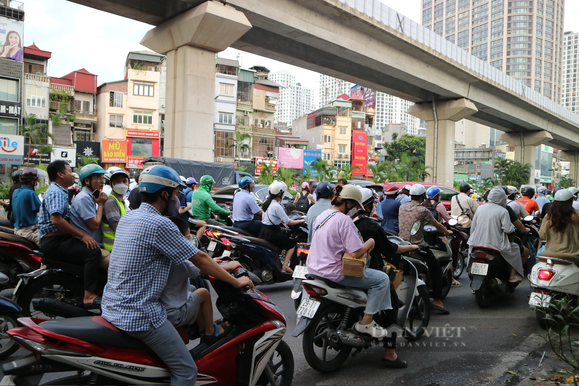 Đường Nguyễn Trãi có gần chục làn ô tô lưu thông sau khi bỏ giải phân cách cứng - Ảnh 6.