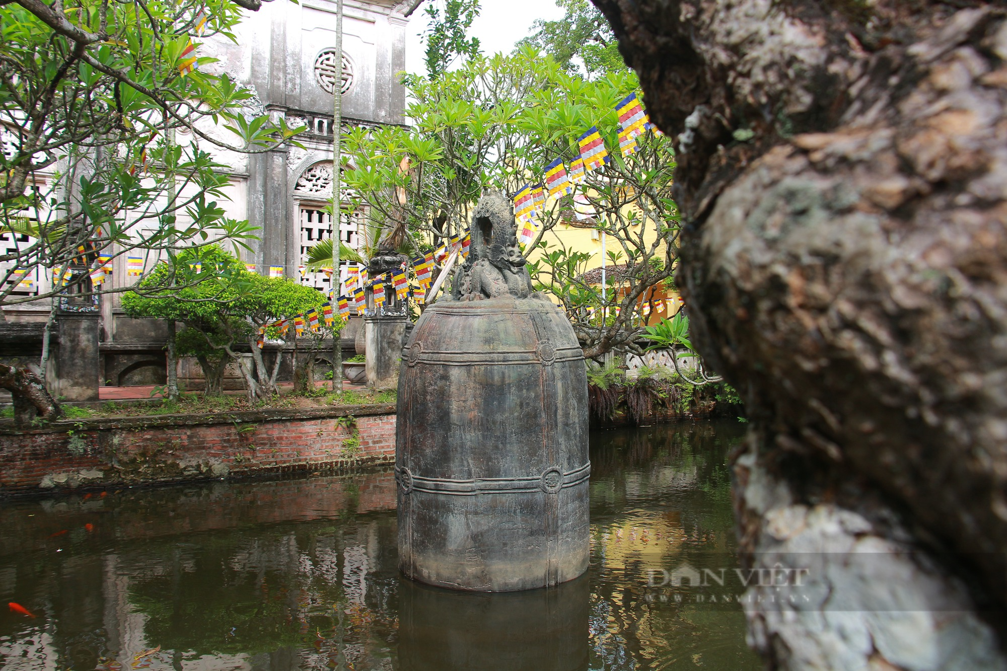 Kỳ lạ quả chuông đồng nặng 9 tấn được đặt giữa hồ chùa Cổ Lễ, chưa một lần ngân vang - Ảnh 7.