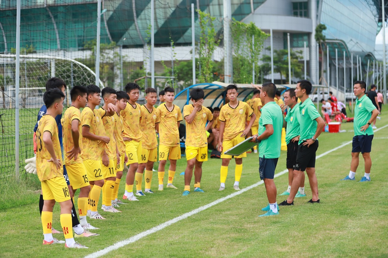 Bóng đá trẻ Nam Định đang được đầu tư và nâng cao chất lượng chuyên môn - Ảnh 1.