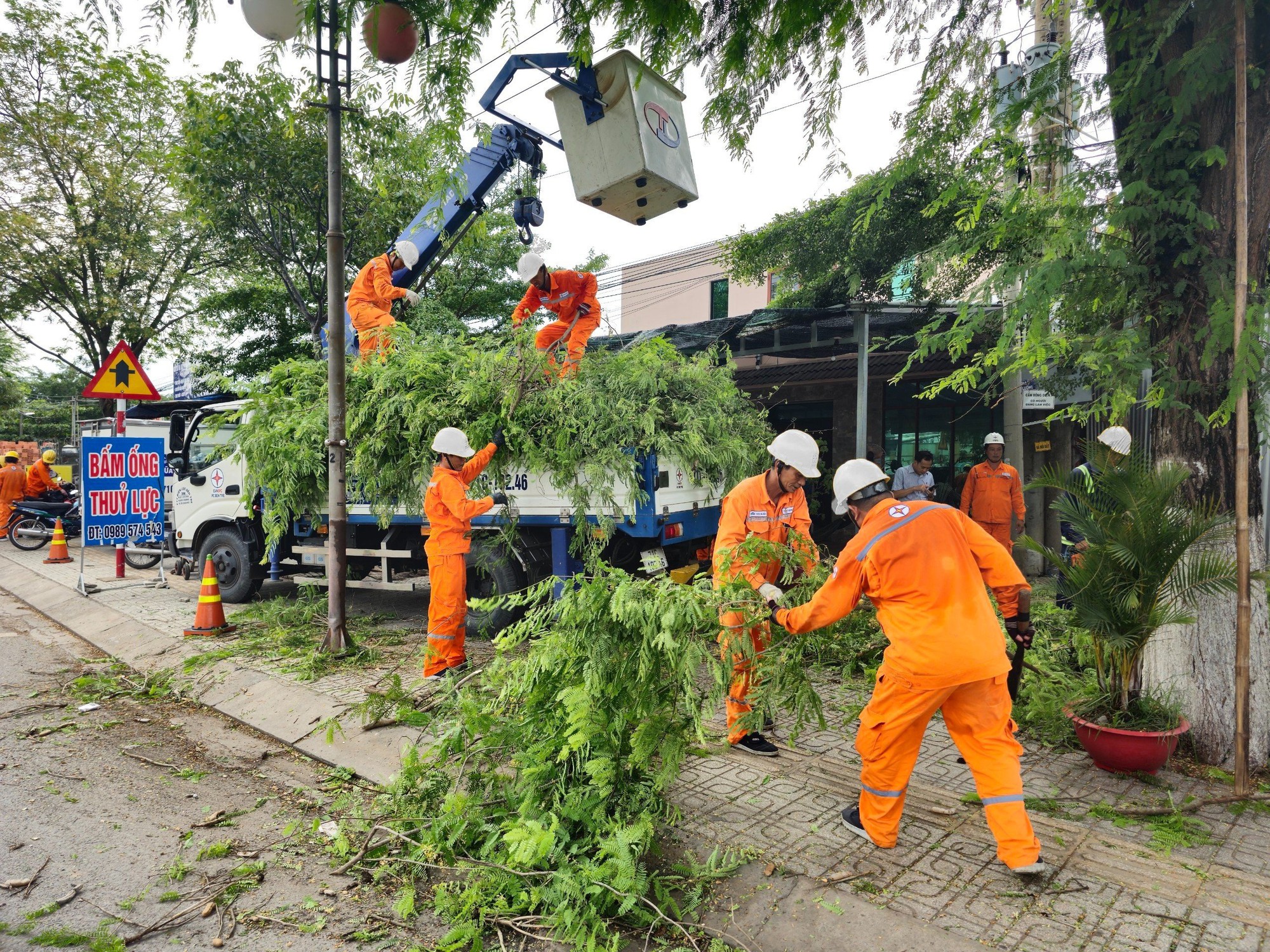 Tổng công ty Điện lực miền Nam: Chủ động ứng phó, đảm bảo cung cấp điện mùa mưa bão - Ảnh 3.