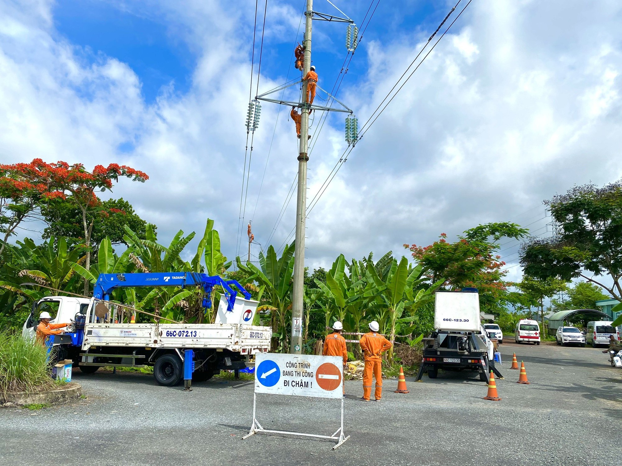 Tổng công ty Điện lực miền Nam: Chủ động ứng phó, đảm bảo cung cấp điện mùa mưa bão - Ảnh 4.