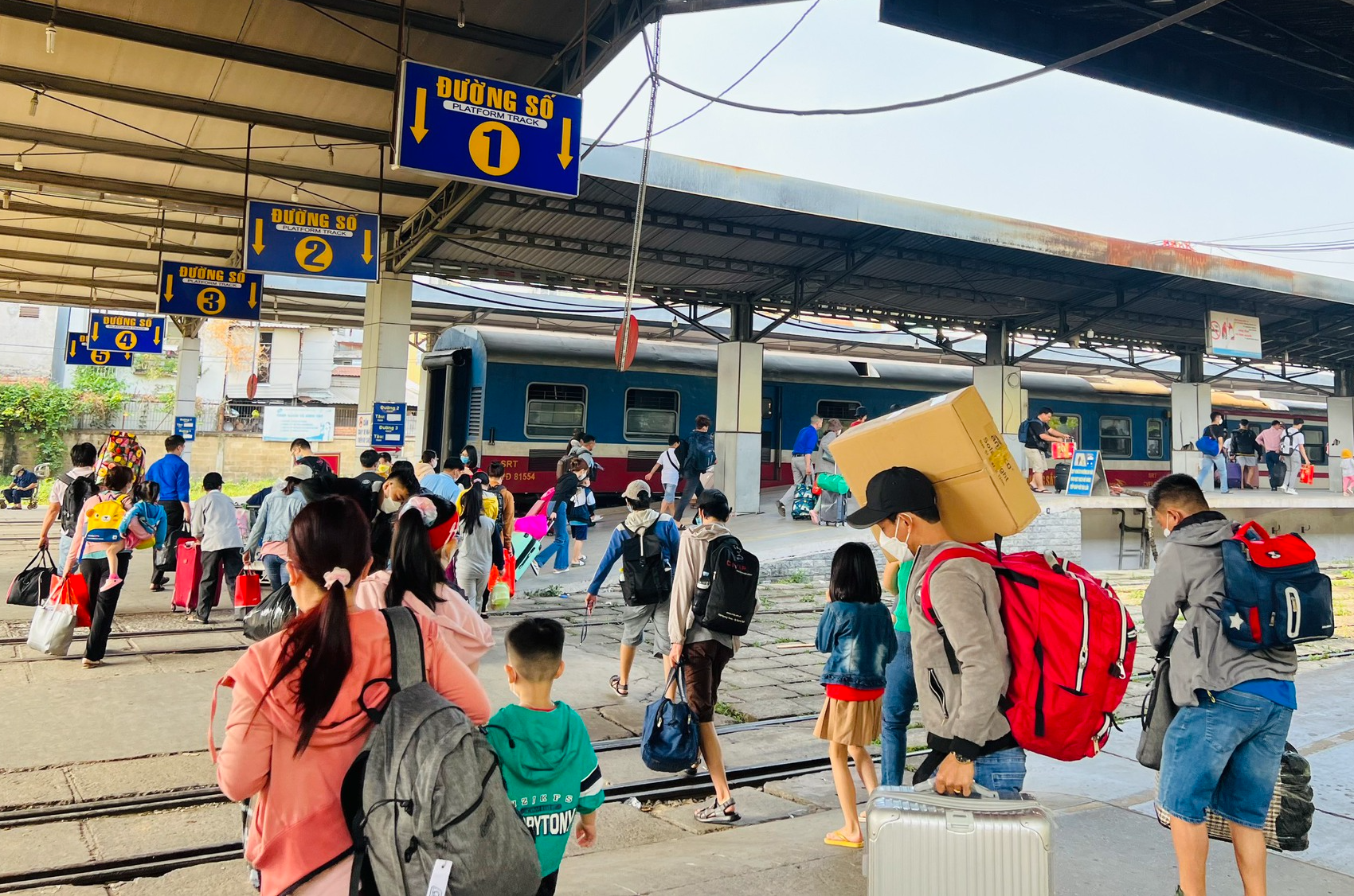 Ga Sài Gòn giảm giá sốc trước lễ 2/9, vé tàu TP.HCM đi các điểm du lịch chỉ từ 180.000 đồng - Ảnh 1.